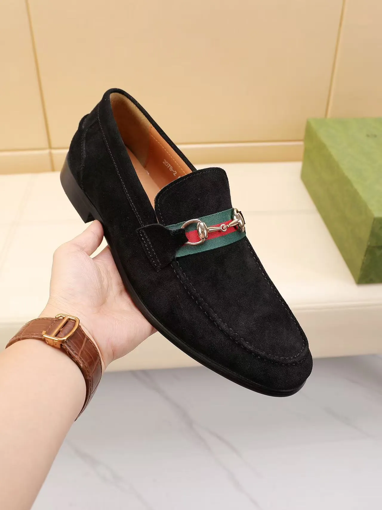 Men's men's shoes 💰440 🆘【GUCCI】Gucci ·🐂里· Hot-selling beanie shoes, top brand luxury, top quality, latest fashion beanie shoes.. The upper is made of original high mercerized smooth cow suede. (Full top-layer water-dyed 🐂 leather and lining). The original stylish and stylish soft rubber wear-resistant and non-slip outsole is light and comfortable on the foot, available in 3 colors! Matching code: 39-45 (38.46. Customized)